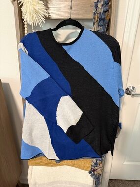 Jones New York Blue, Black & White Abstract Knit Top